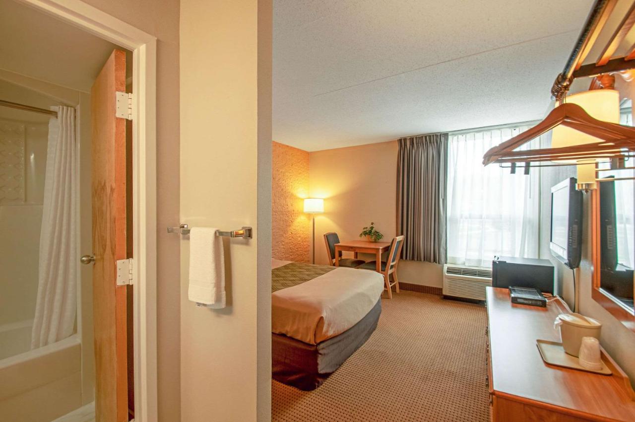 Queen Room - Non-Smoking at Econo Lodge Metro