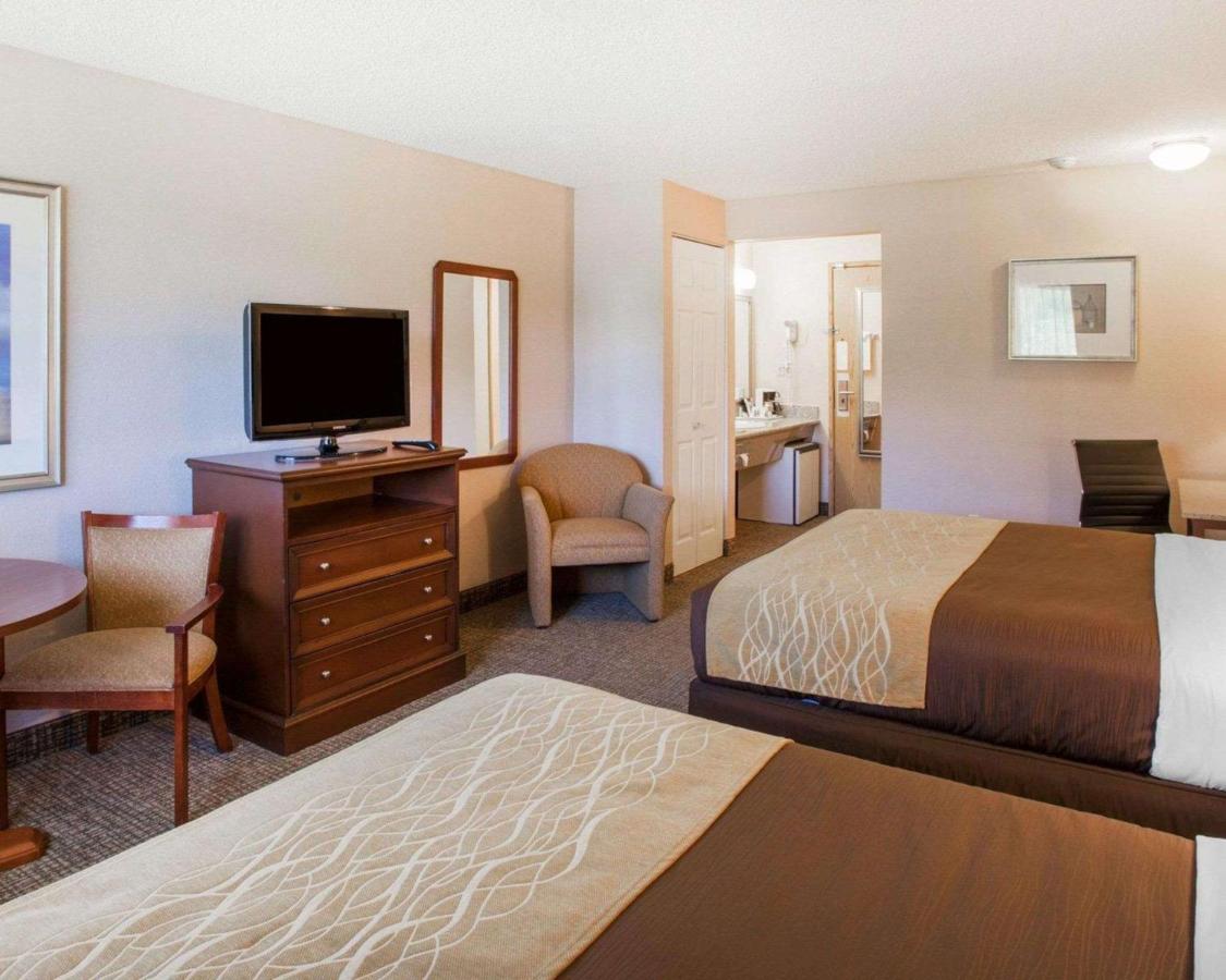 Queen Room with Two Queen Beds - Non-Smoking at Quality Inn Kirkland