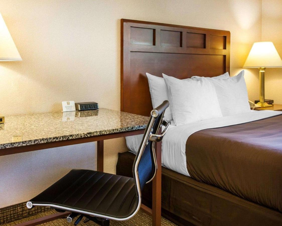Queen Room - Non-Smoking at Quality Inn Kirkland