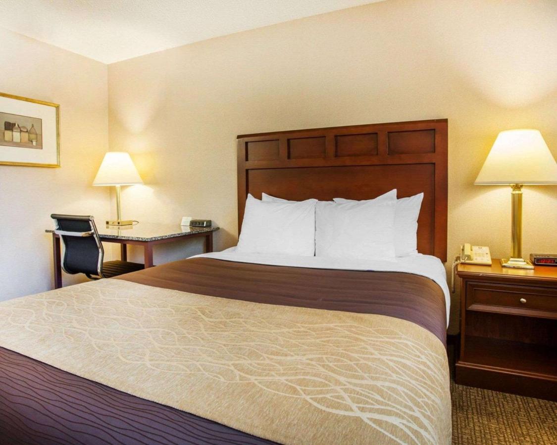 Queen Room - Non-Smoking at Quality Inn Kirkland
