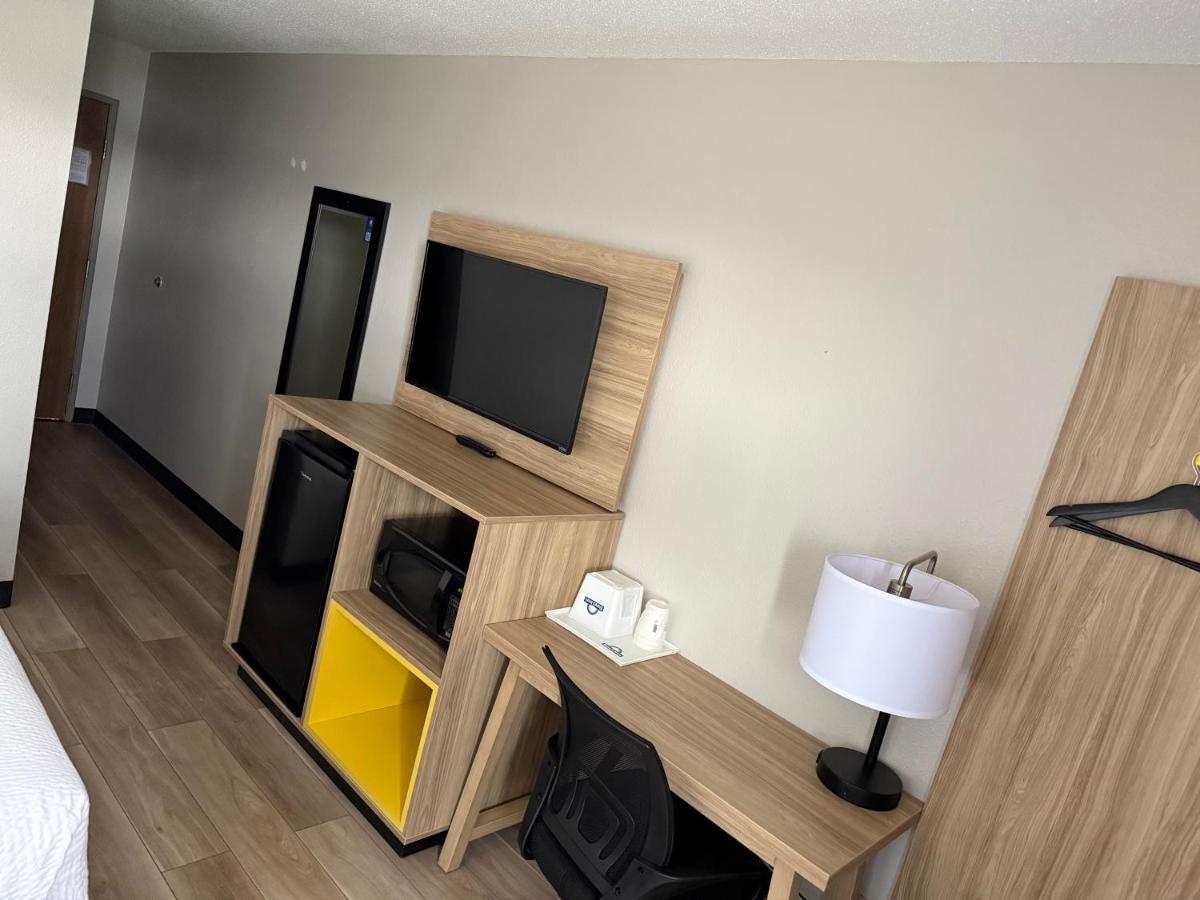 Queen Room - Non-Smoking at Days Inn by Wyndham Muncie -Ball State University