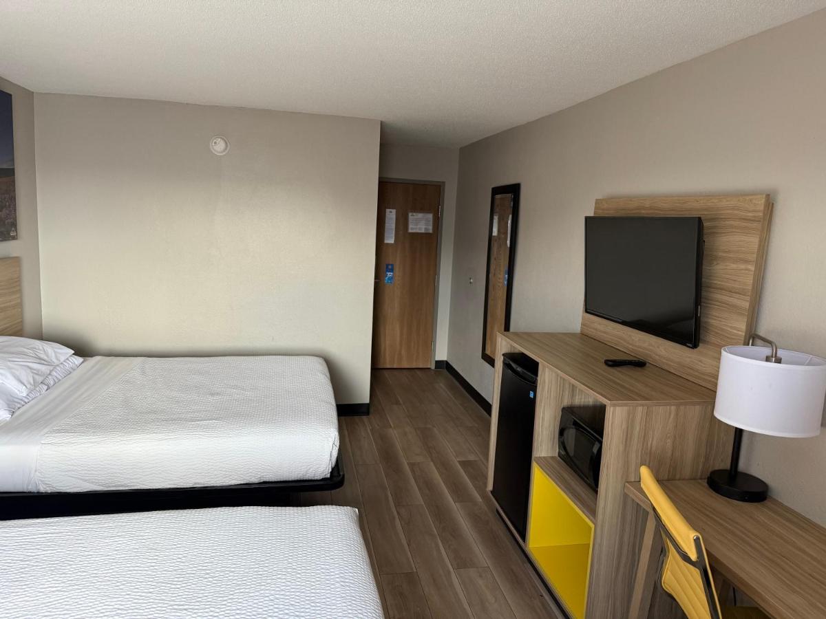 Queen Room with Two Queen Beds - Non-Smoking at Days Inn by Wyndham Muncie -Ball State University