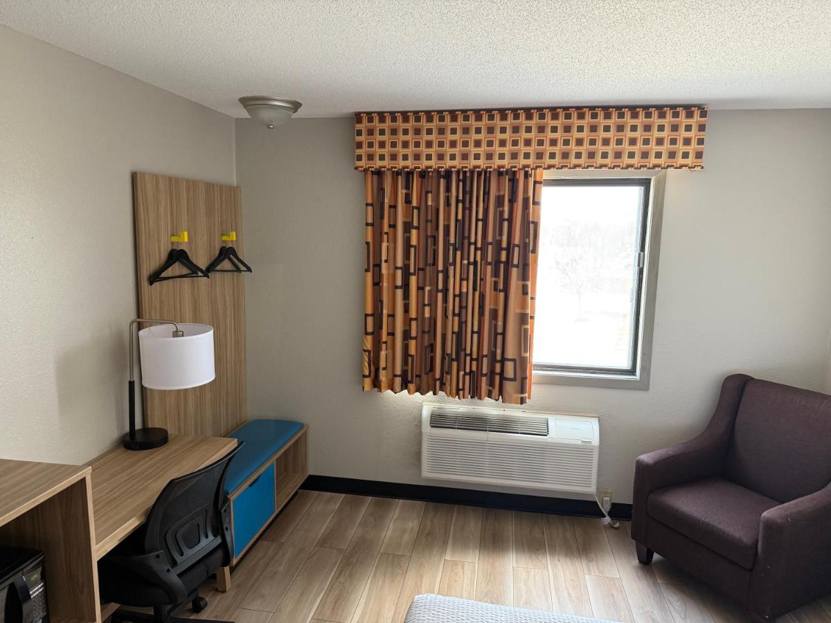 Queen Room - Non-Smoking at Days Inn by Wyndham Muncie -Ball State University