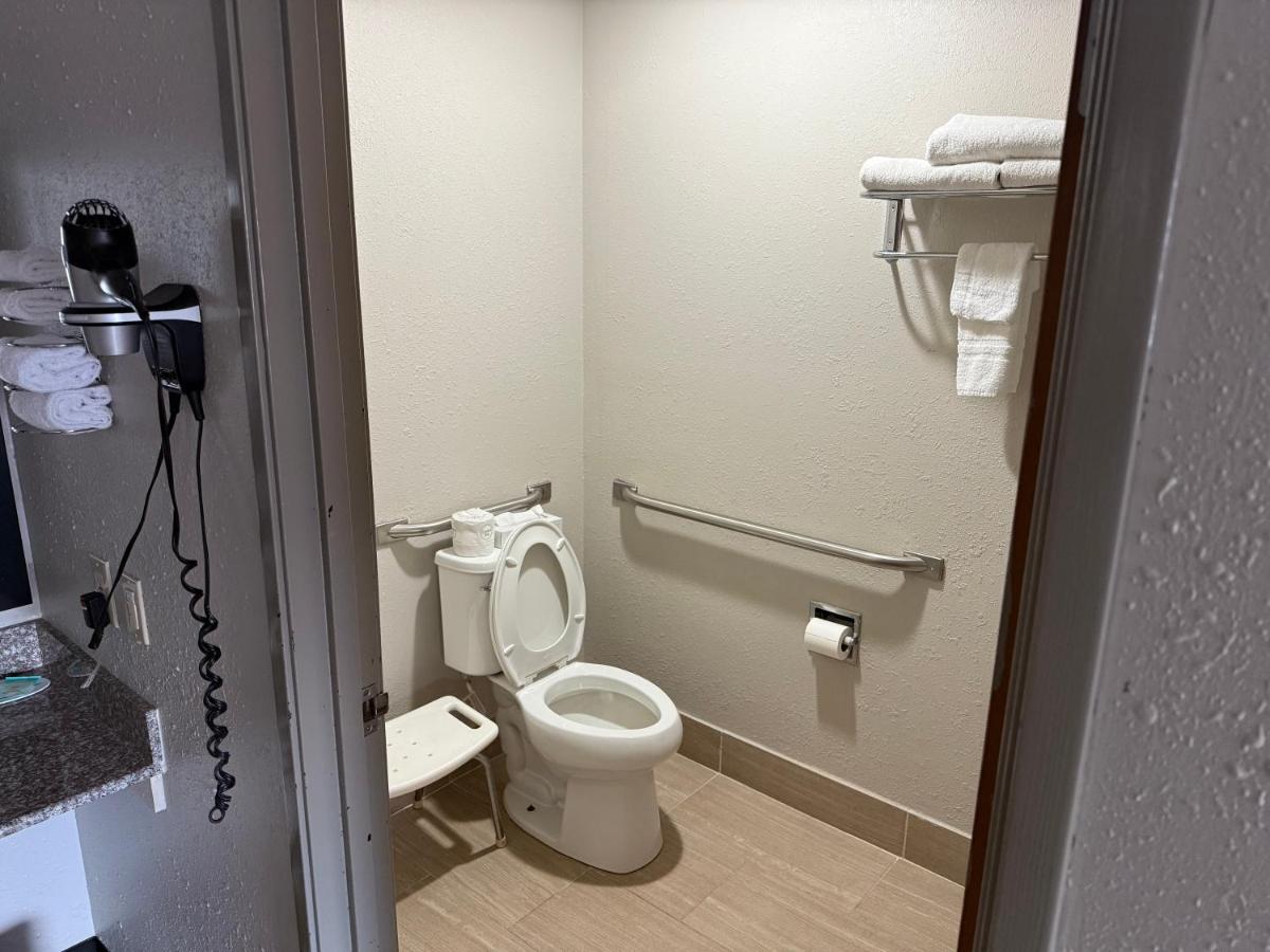 King Room - Disability Access/Non-Smoking at Days Inn by Wyndham Muncie -Ball State University