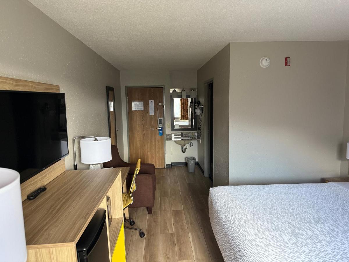 King Room - Disability Access/Non-Smoking at Days Inn by Wyndham Muncie -Ball State University