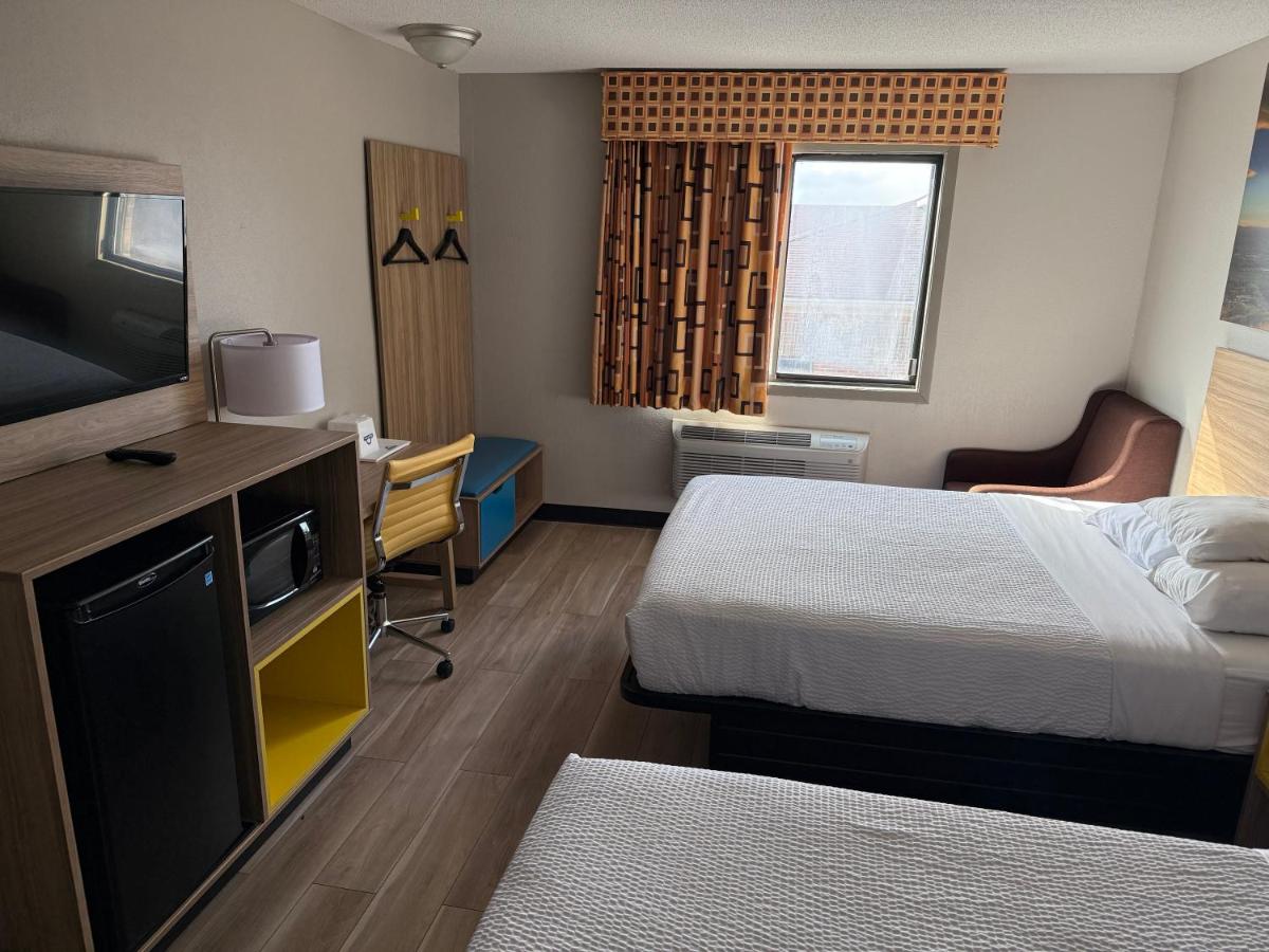 Queen Room with Two Queen Beds - Non-Smoking at Days Inn by Wyndham Muncie -Ball State University