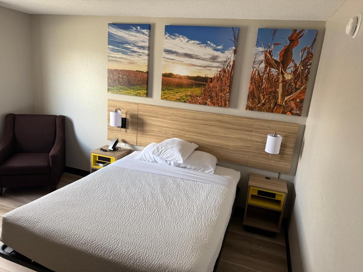 Queen Room - Non-Smoking at Days Inn by Wyndham Muncie -Ball State University
