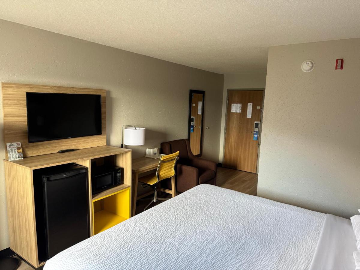 King Room - Disability Access/Non-Smoking at Days Inn by Wyndham Muncie -Ball State University