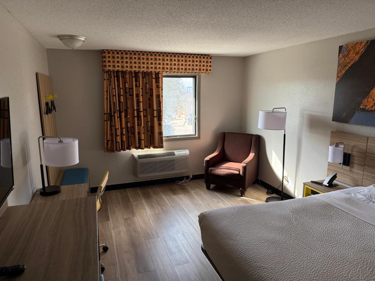 King Room - Non-Smoking at Days Inn by Wyndham Muncie -Ball State University