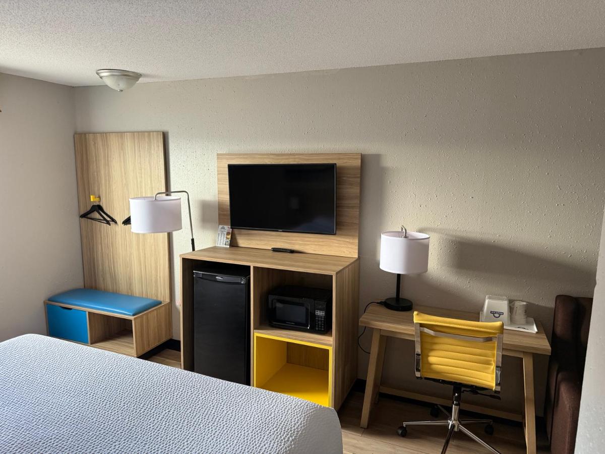King Room - Disability Access/Non-Smoking at Days Inn by Wyndham Muncie -Ball State University