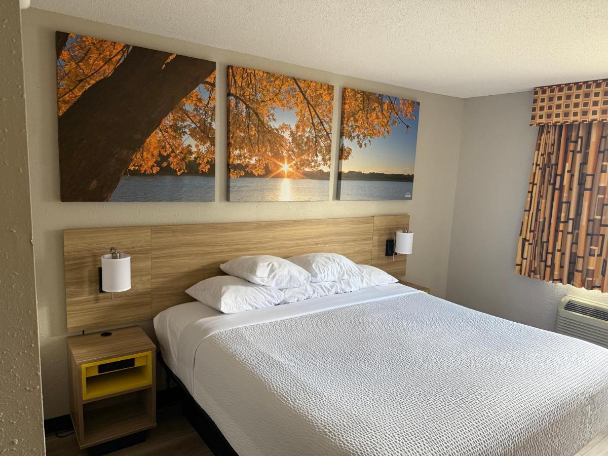 King Room - Disability Access/Non-Smoking at Days Inn by Wyndham Muncie -Ball State University