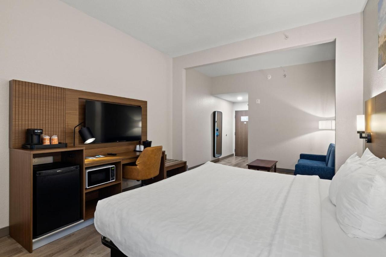 King Room at Clarion Pointe Lakeland I-4