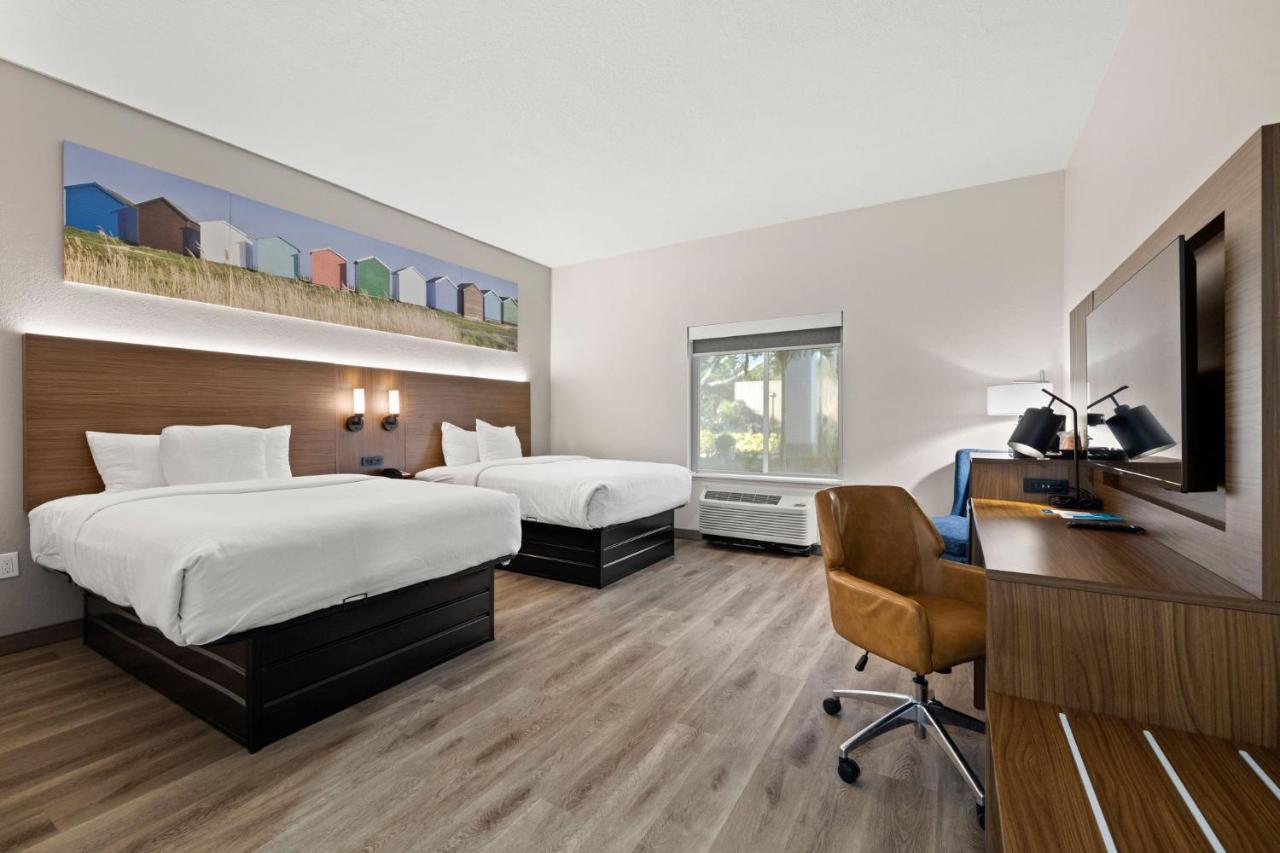 Queen Room with Two Queen Beds with Shower at Clarion Pointe Lakeland I-4