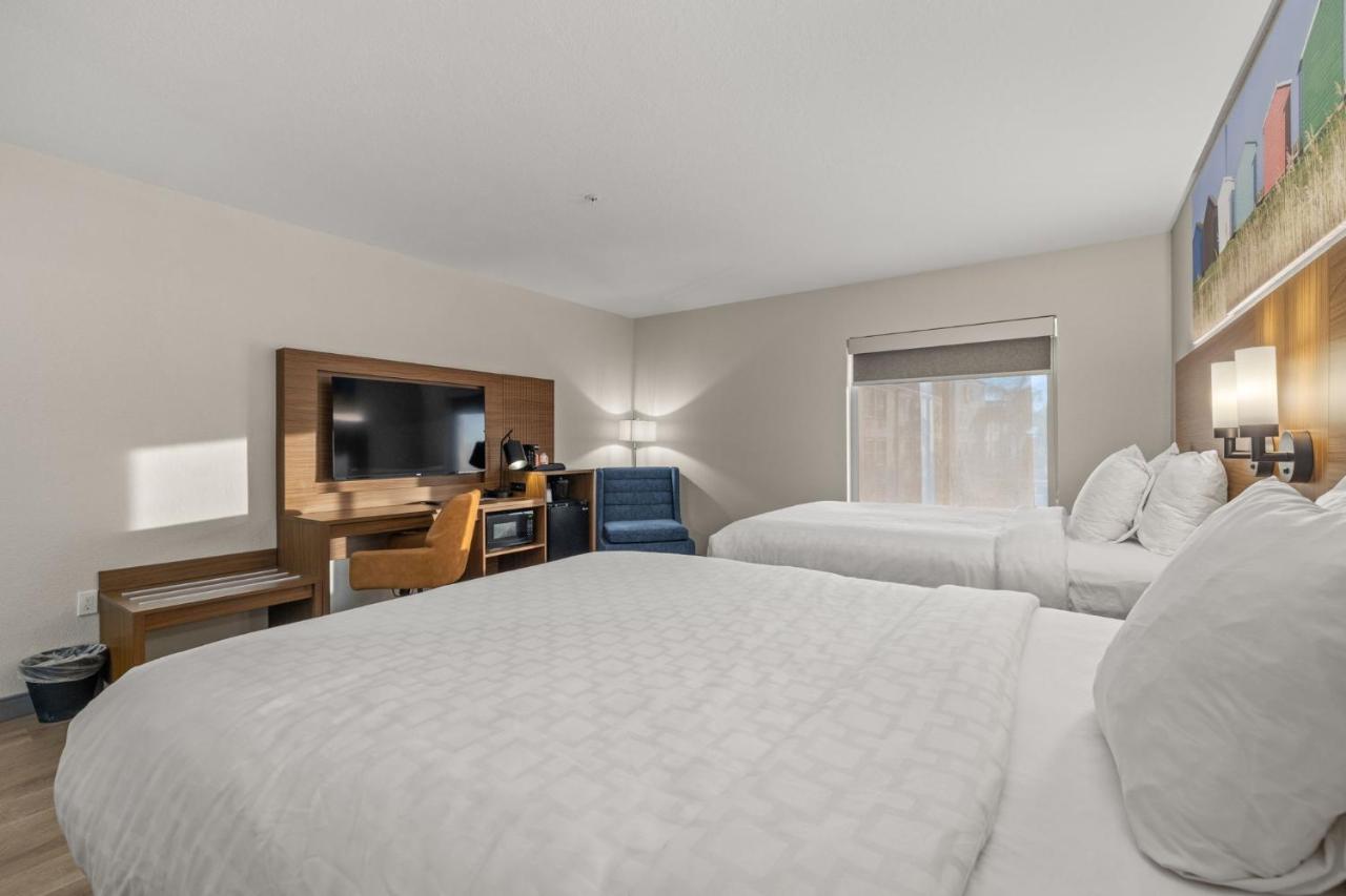 Queen Room with Two Queen Beds with Shower at Clarion Pointe Lakeland I-4