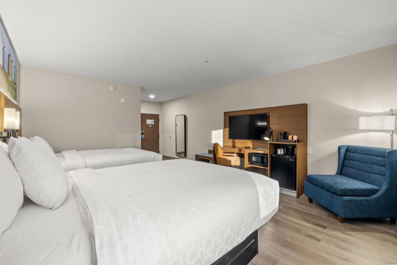 Queen Room with Two Queen Beds with Shower at Clarion Pointe Lakeland I-4