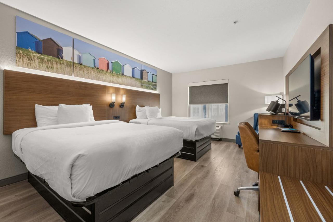 Queen Room with Two Queen Beds with Shower at Clarion Pointe Lakeland I-4