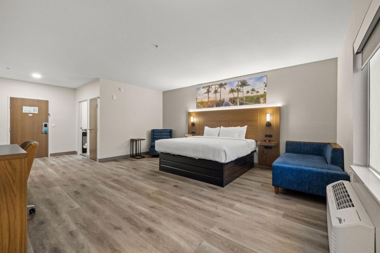 King Room at Clarion Pointe Lakeland I-4