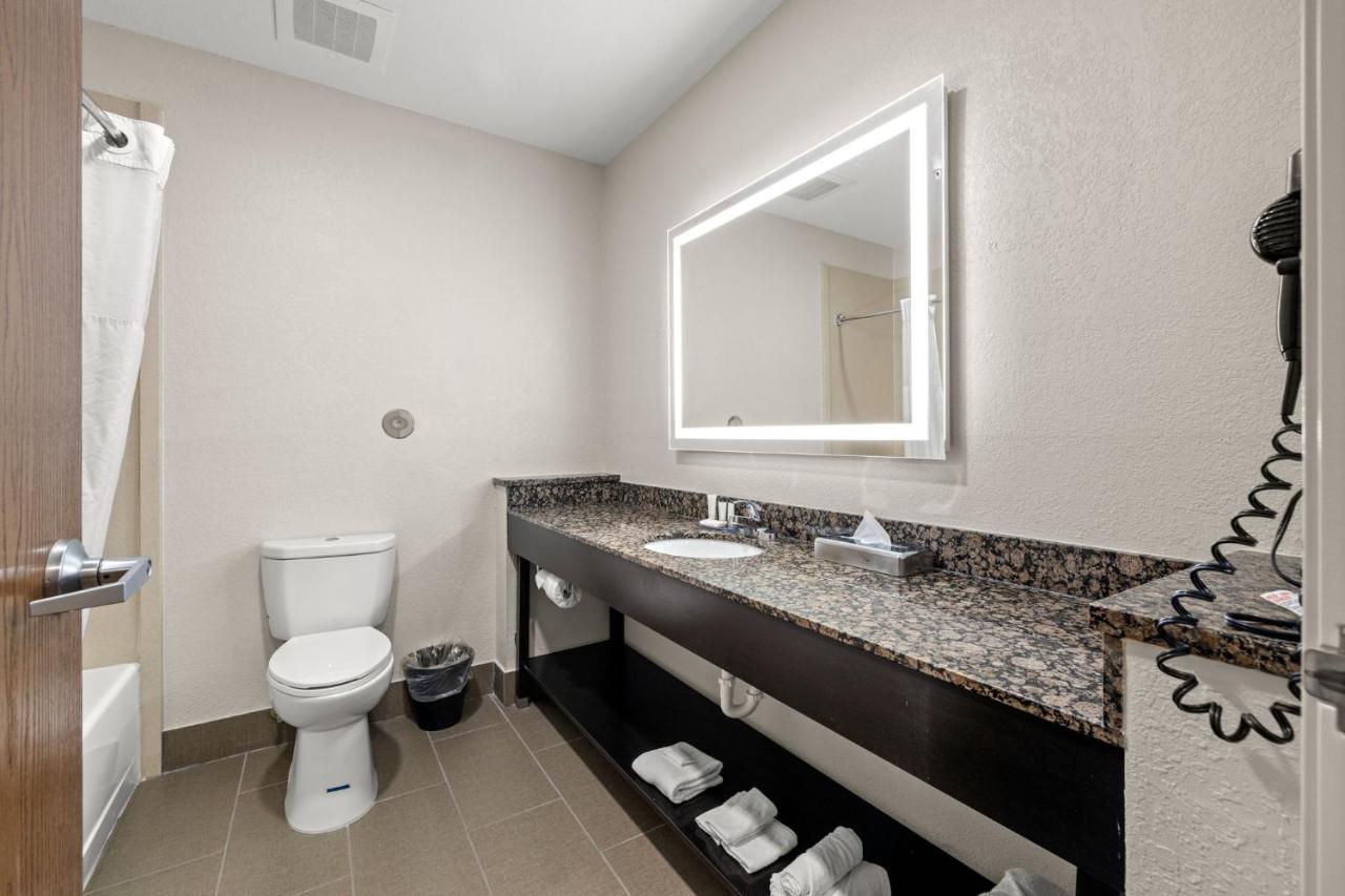 Queen Room with Two Queen Beds with Shower at Clarion Pointe Lakeland I-4