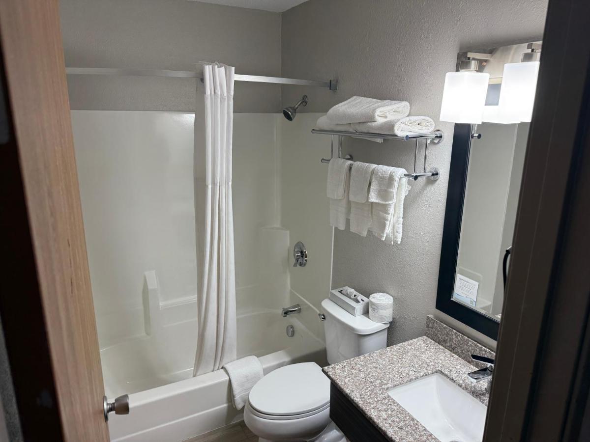 King Room - Non-Smoking at Days Inn by Wyndham Muncie -Ball State University
