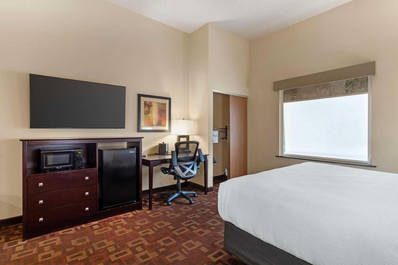 King Room with Roll In Shower - Disability Access - Non Smoking at Best Western Plus Goliad Inn & Suites
