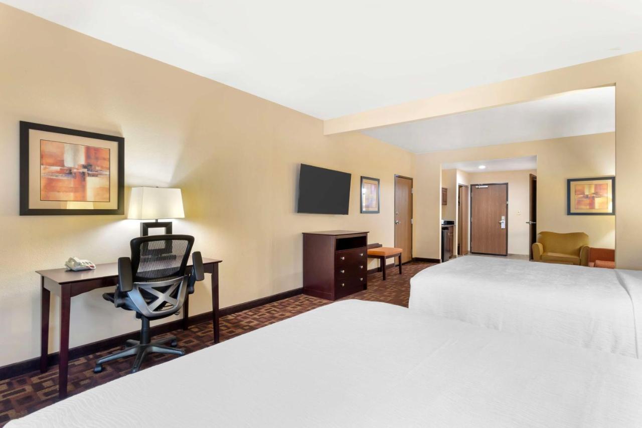 Queen Suite - Disability Access at Best Western Plus Goliad Inn & Suites