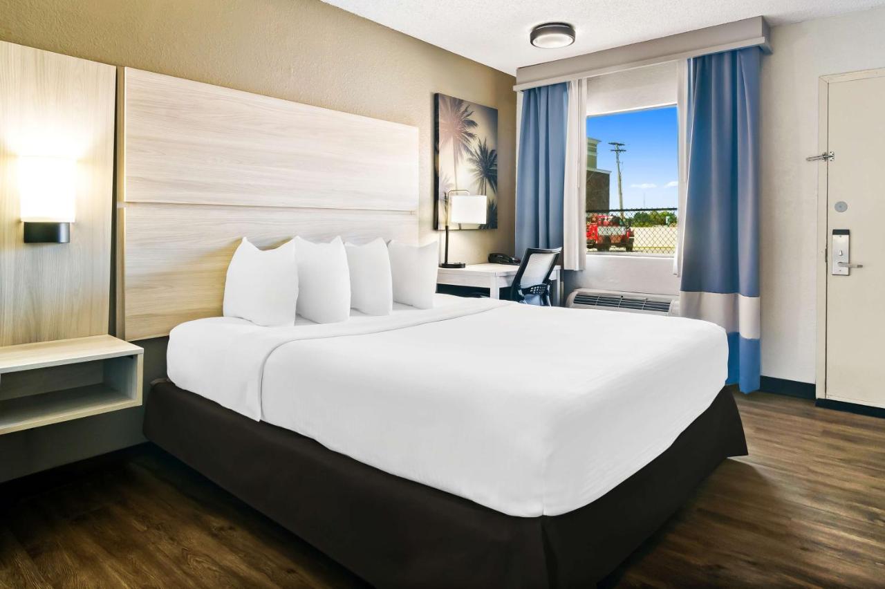 King Room with Bath Tub - Mobility Accessible/Non-Smoking at Best Western The Oasis at Joplin