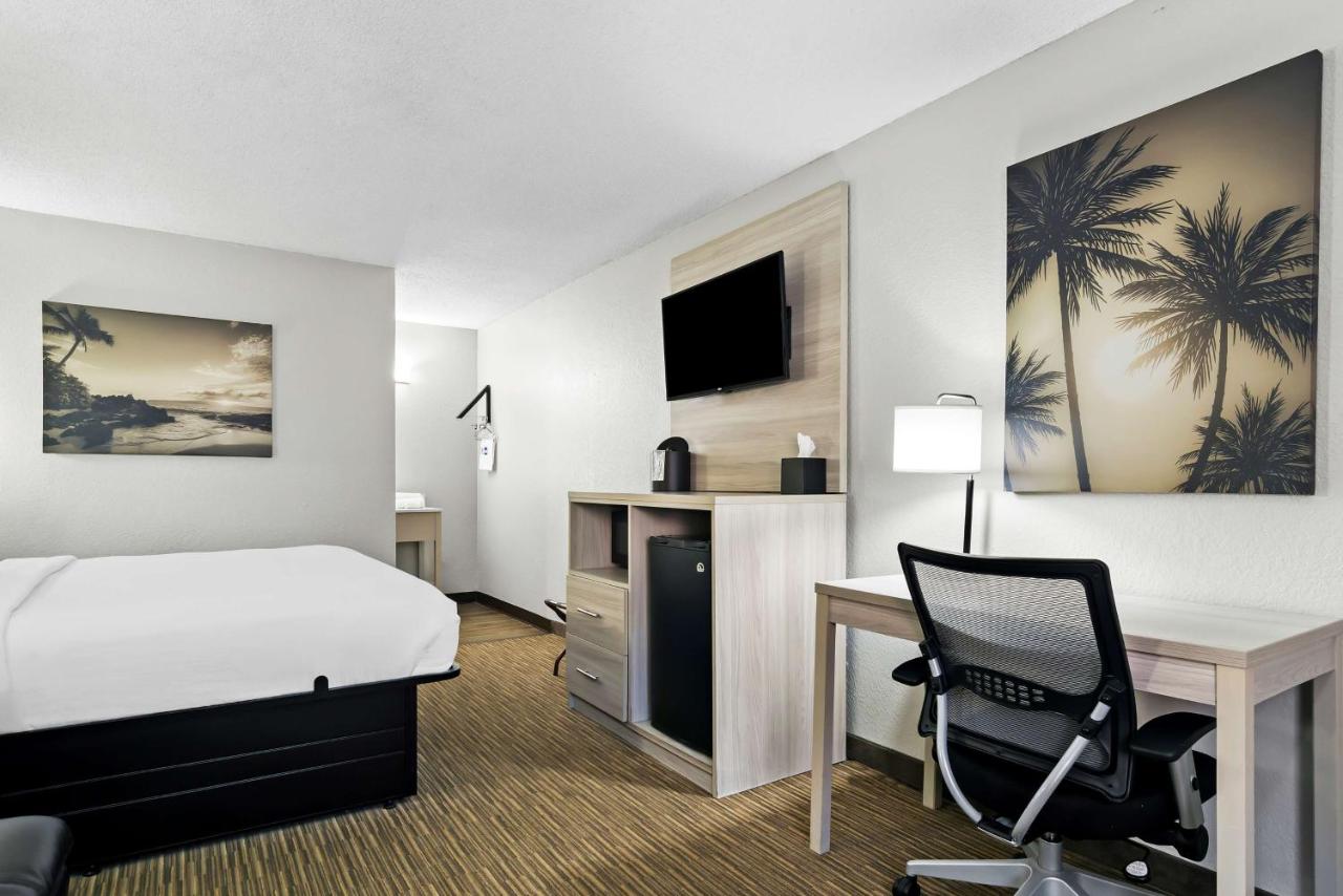 King Suite - Non-Smoking at Best Western The Oasis at Joplin