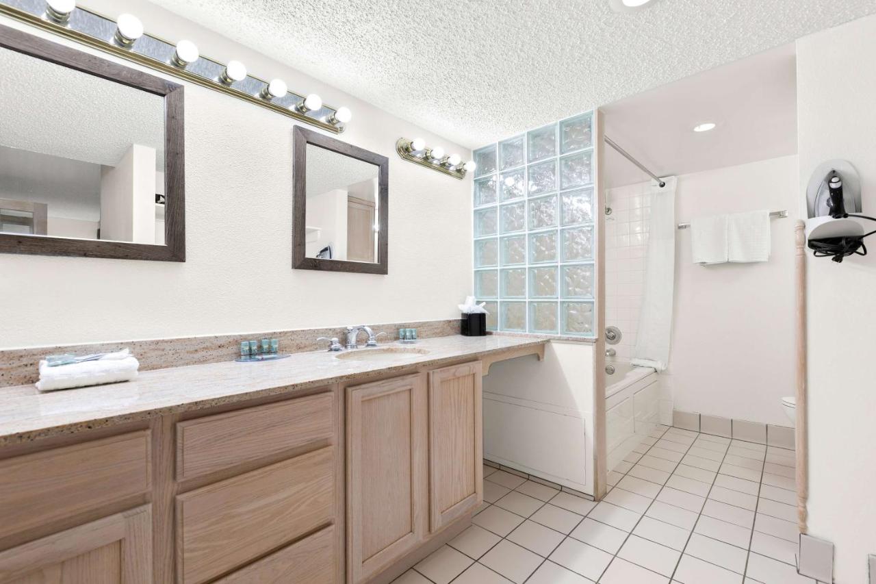 One-Bedroom King Suite with Sofa Bed and Whirlpool at Best Western Downtown Casper Hotel