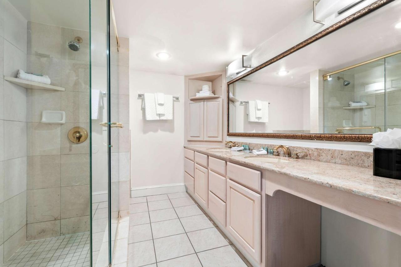 One-Bedroom King Suite with Sofa Bed and Whirlpool at Best Western Downtown Casper Hotel