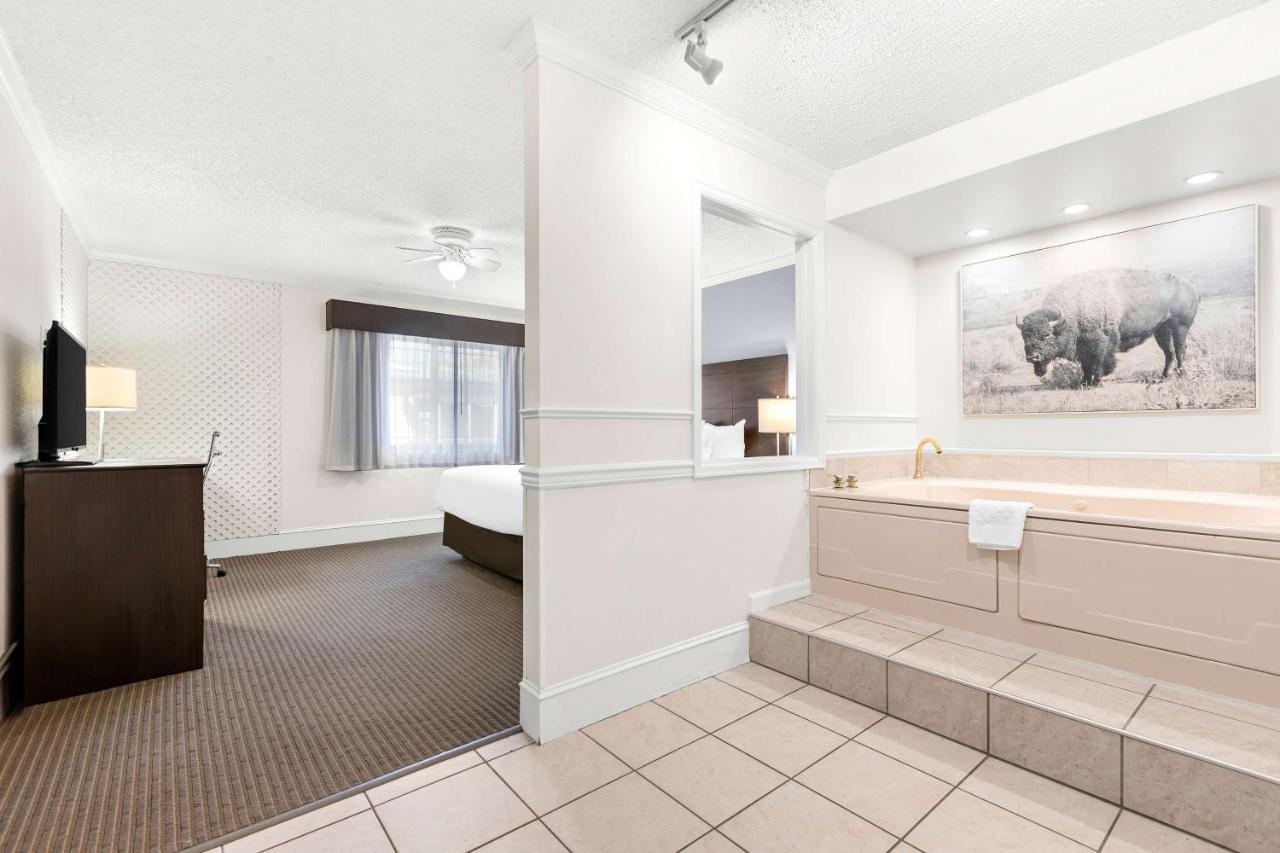One-Bedroom King Suite with Sofa Bed and Whirlpool at Best Western Downtown Casper Hotel