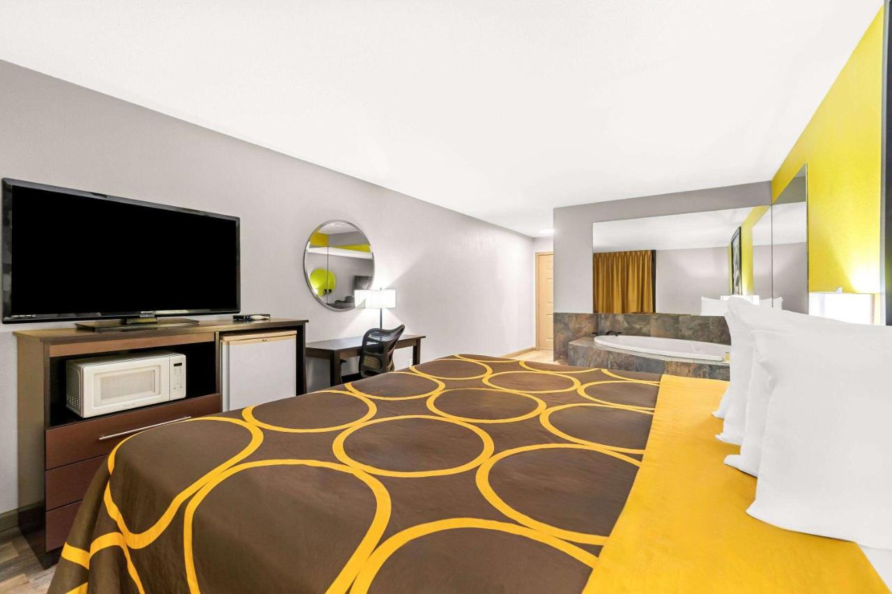 King Suite with Hot Tub - Non-Smoking at Super 8 by Wyndham Paragould