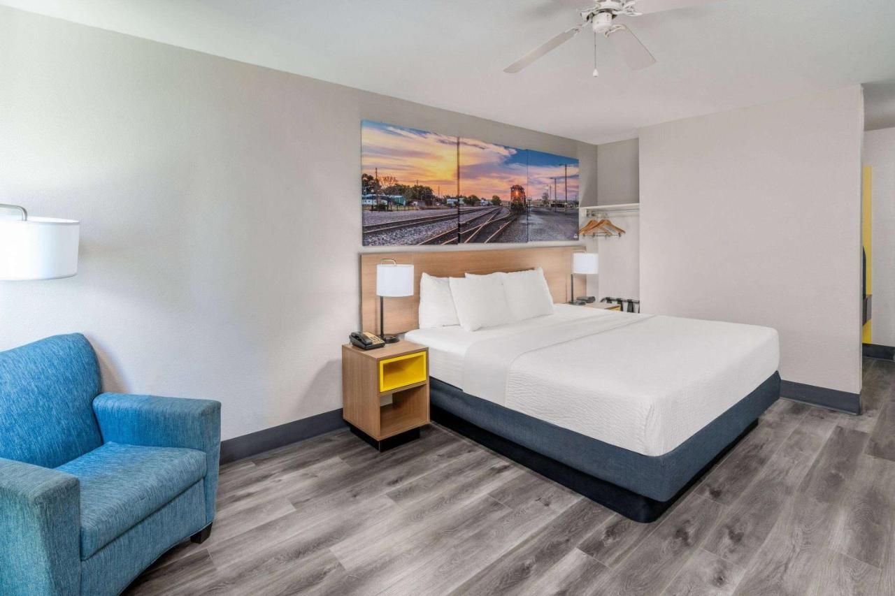 King Room - Non-Smoking at Days Inn by Wyndham Lamar