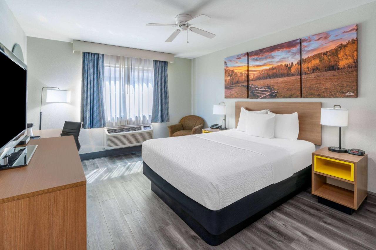 Queen Room - Disability Access/Non-Smoking at Days Inn by Wyndham Lamar