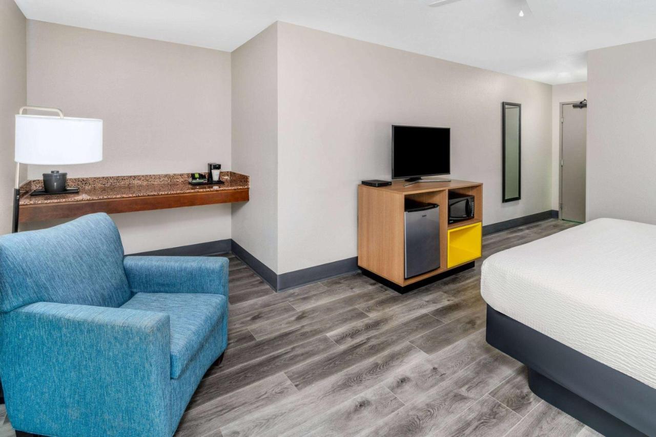 King Room - Non-Smoking at Days Inn by Wyndham Lamar