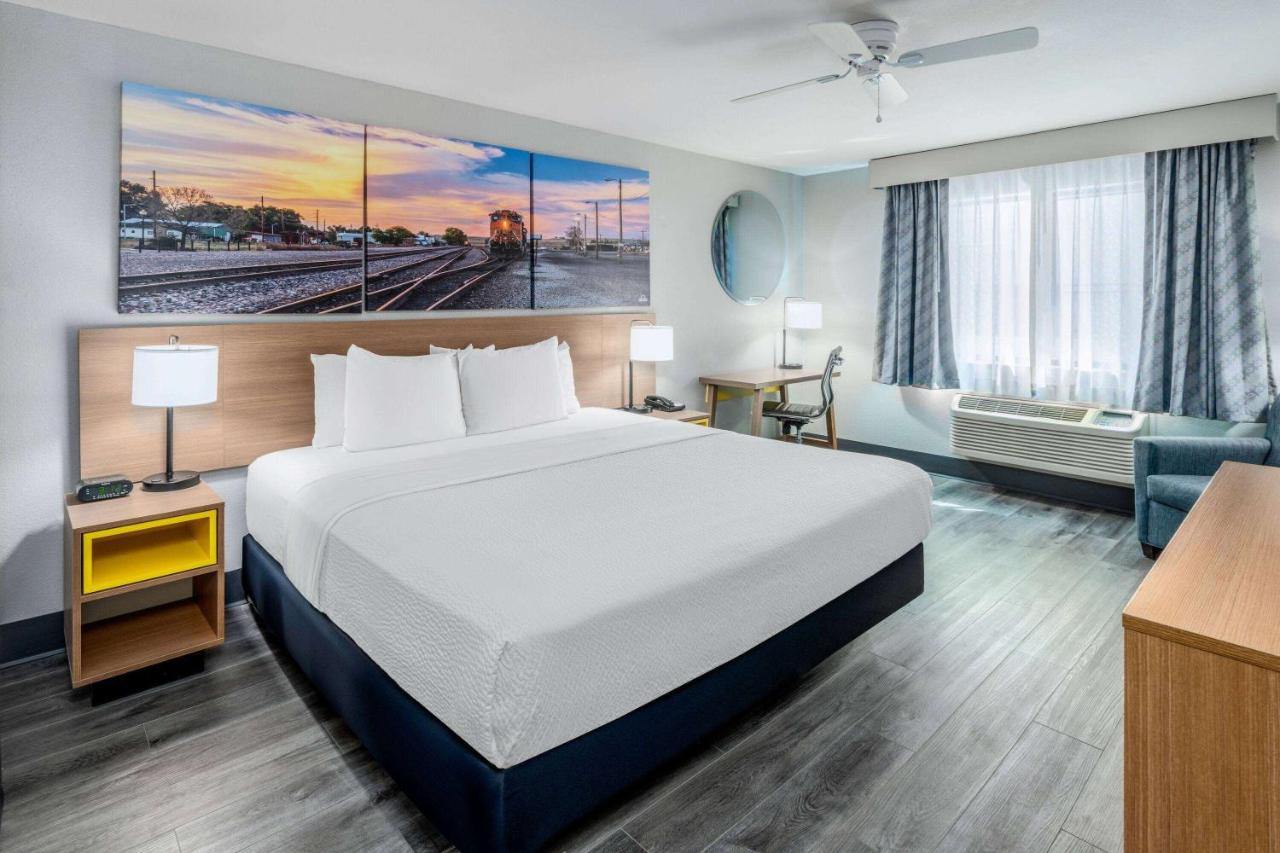 King Room - Non-Smoking at Days Inn by Wyndham Lamar