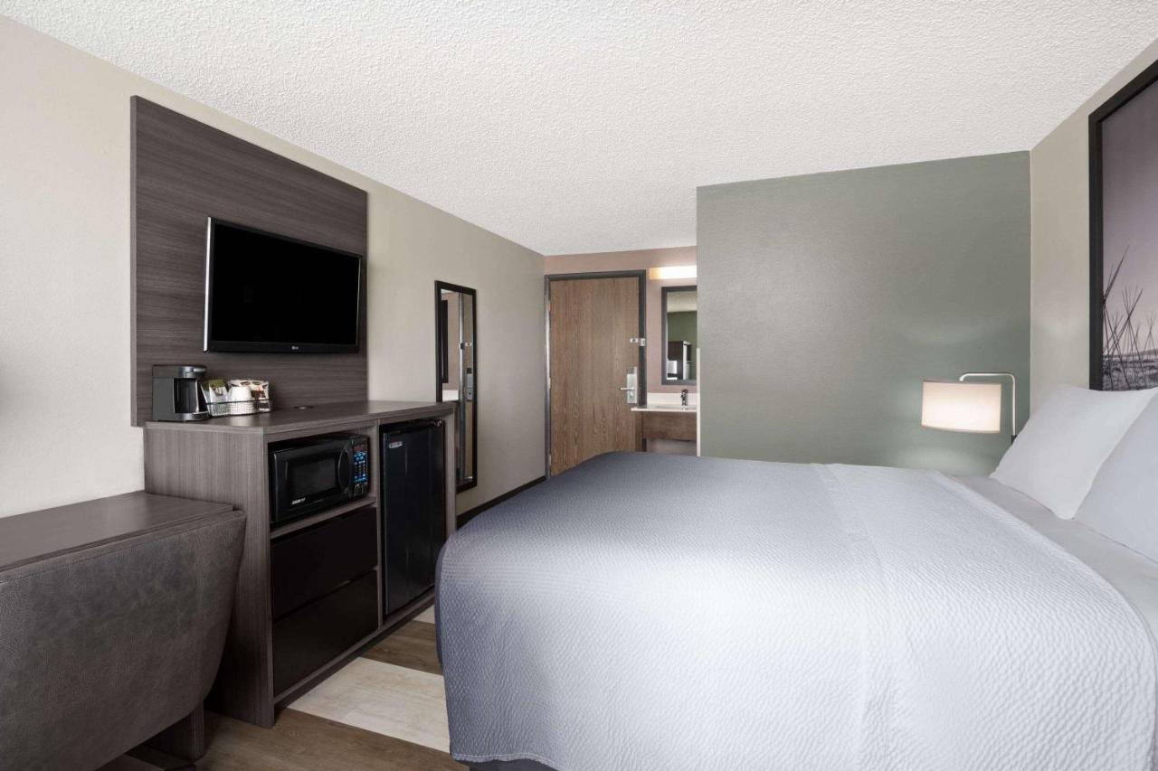 | Super 8 by Wyndham Conrad