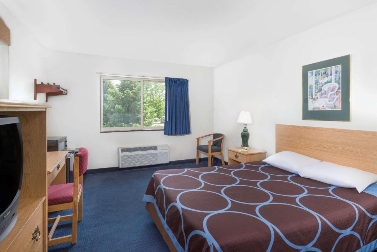 | Super 8 by Wyndham Kingston