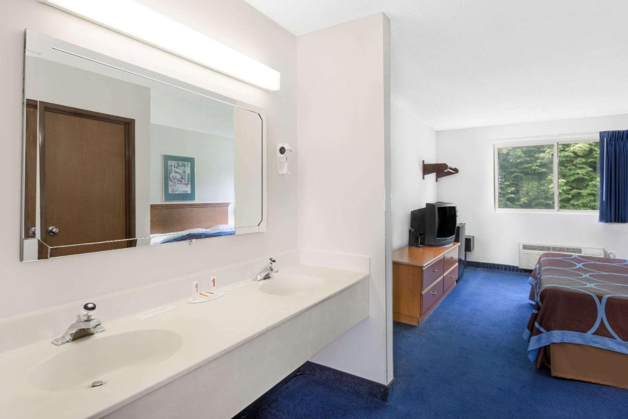 | Super 8 by Wyndham Kingston