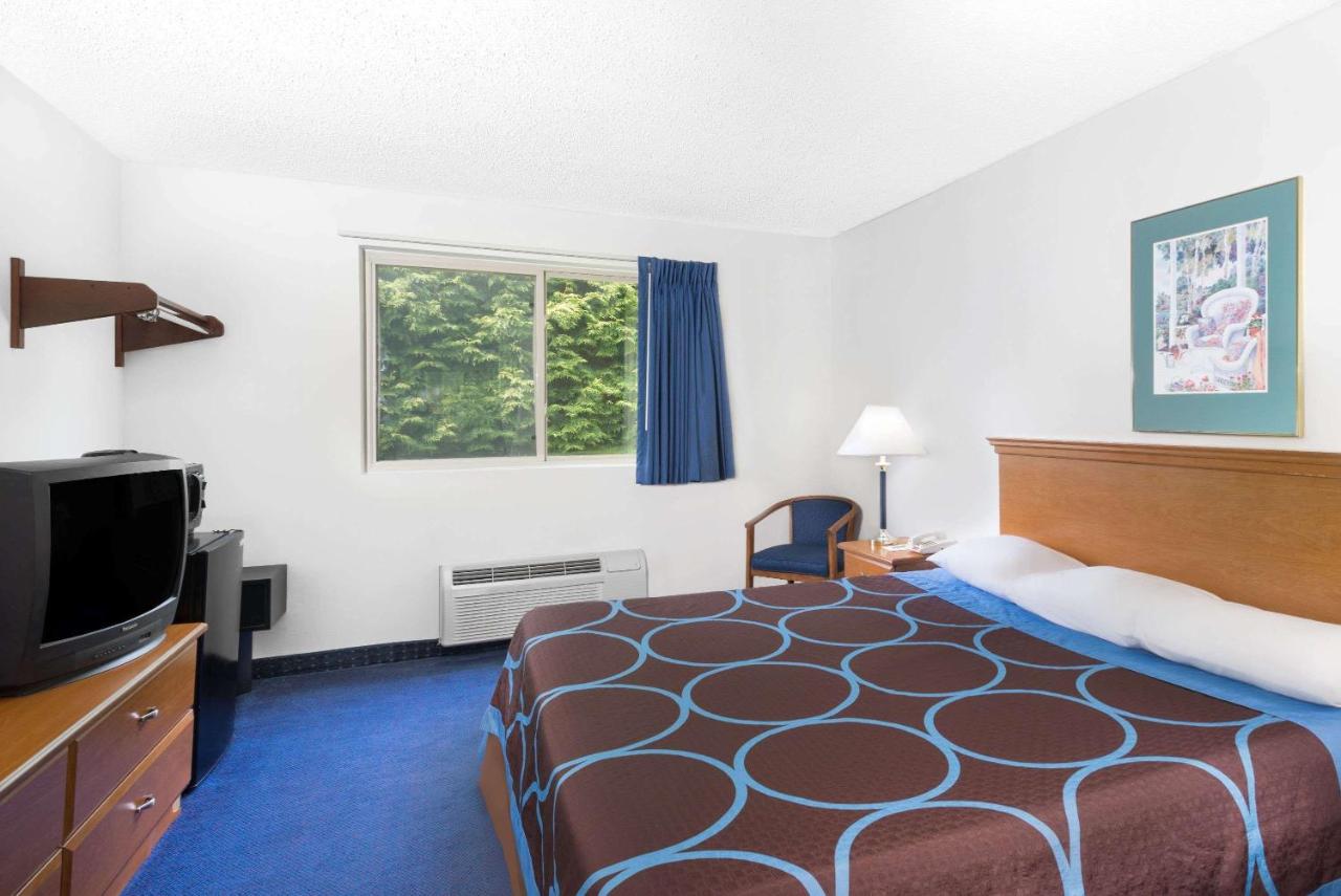 | Super 8 by Wyndham Kingston