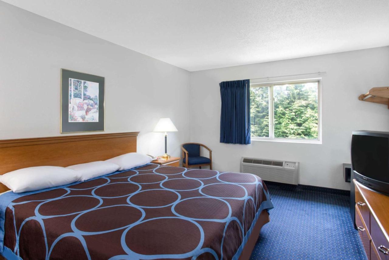 | Super 8 by Wyndham Kingston