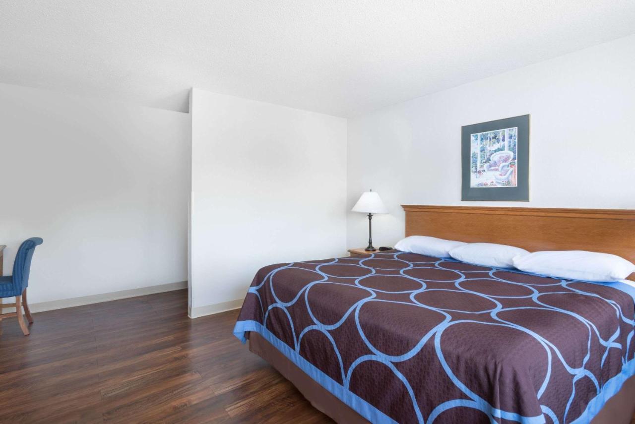 | Super 8 by Wyndham Kingston