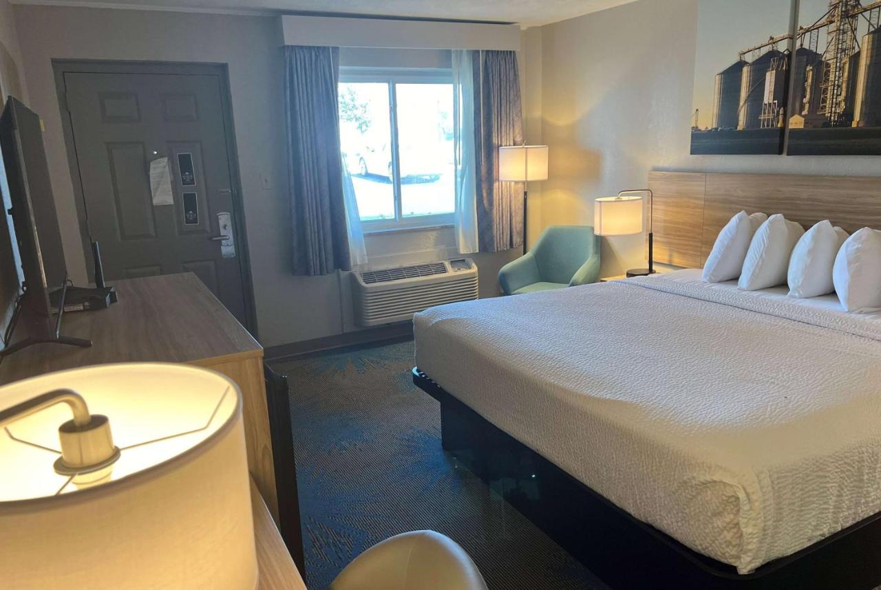 King Suite - Non-Smoking at Days Inn by Wyndham Hays