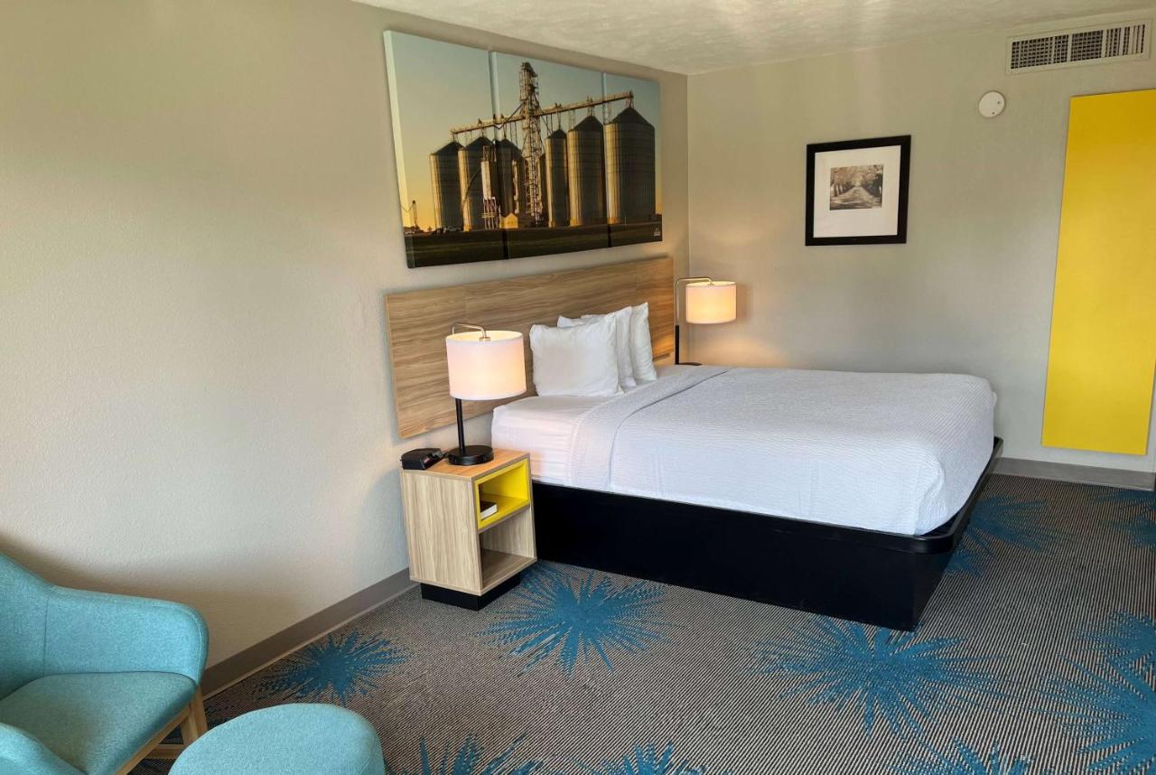 Queen Room - Smoking at Days Inn by Wyndham Hays