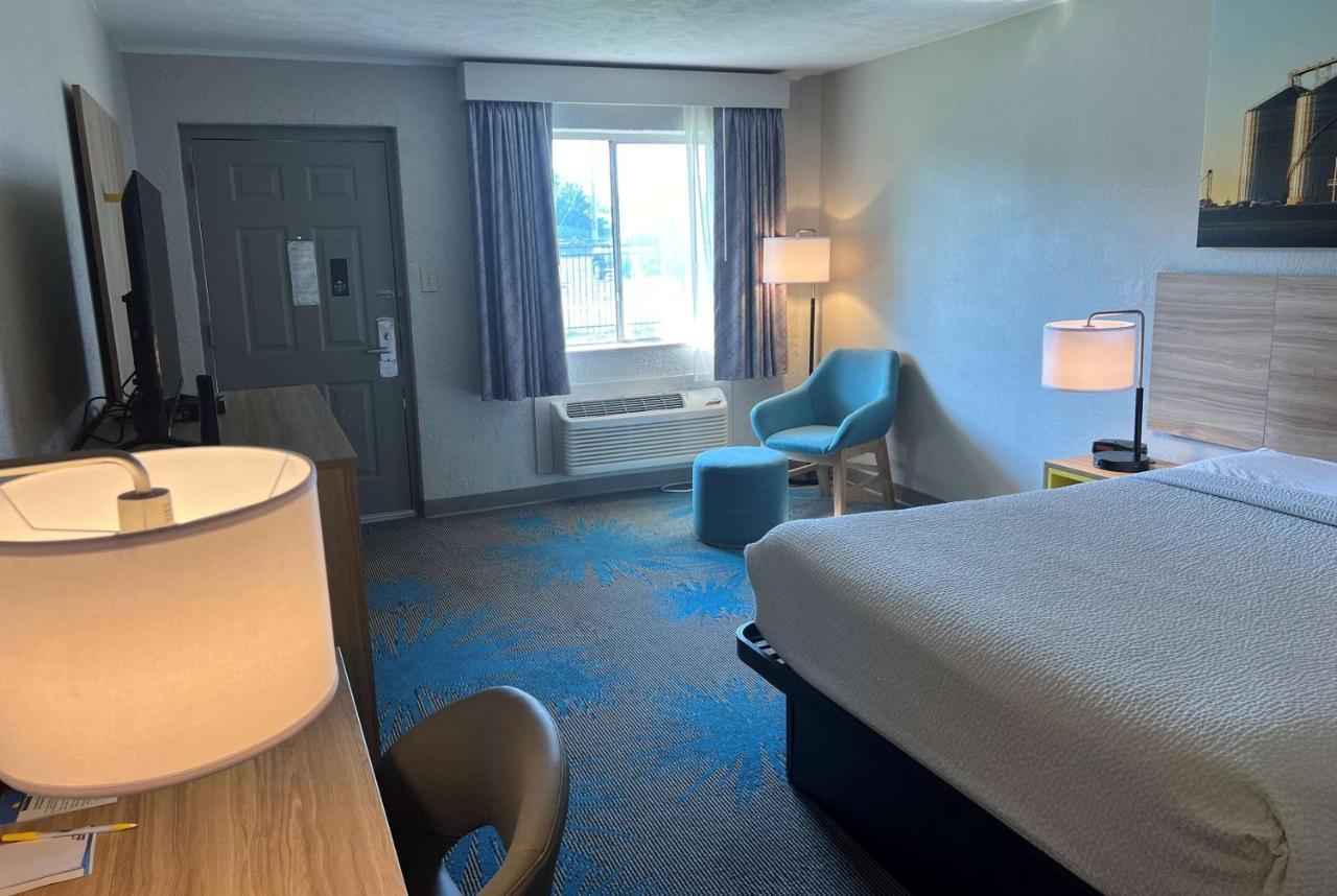 Queen Room - Smoking at Days Inn by Wyndham Hays