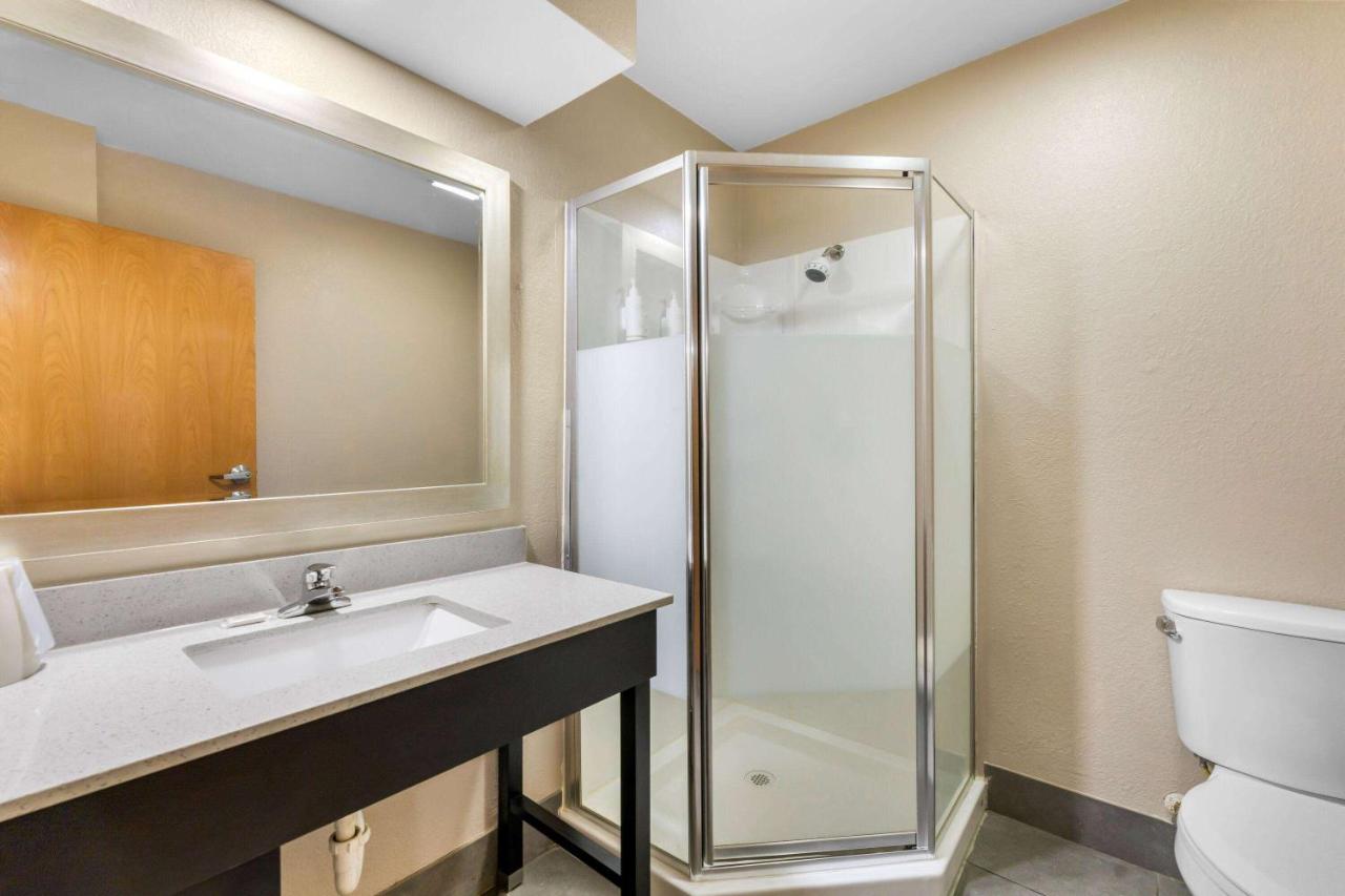 King Suite - Non-Smoking at Super 8 by Wyndham Dickson