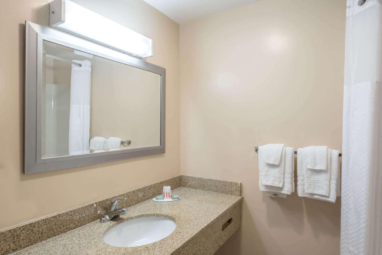 | Days Inn by Wyndham Middletown/Newport Area