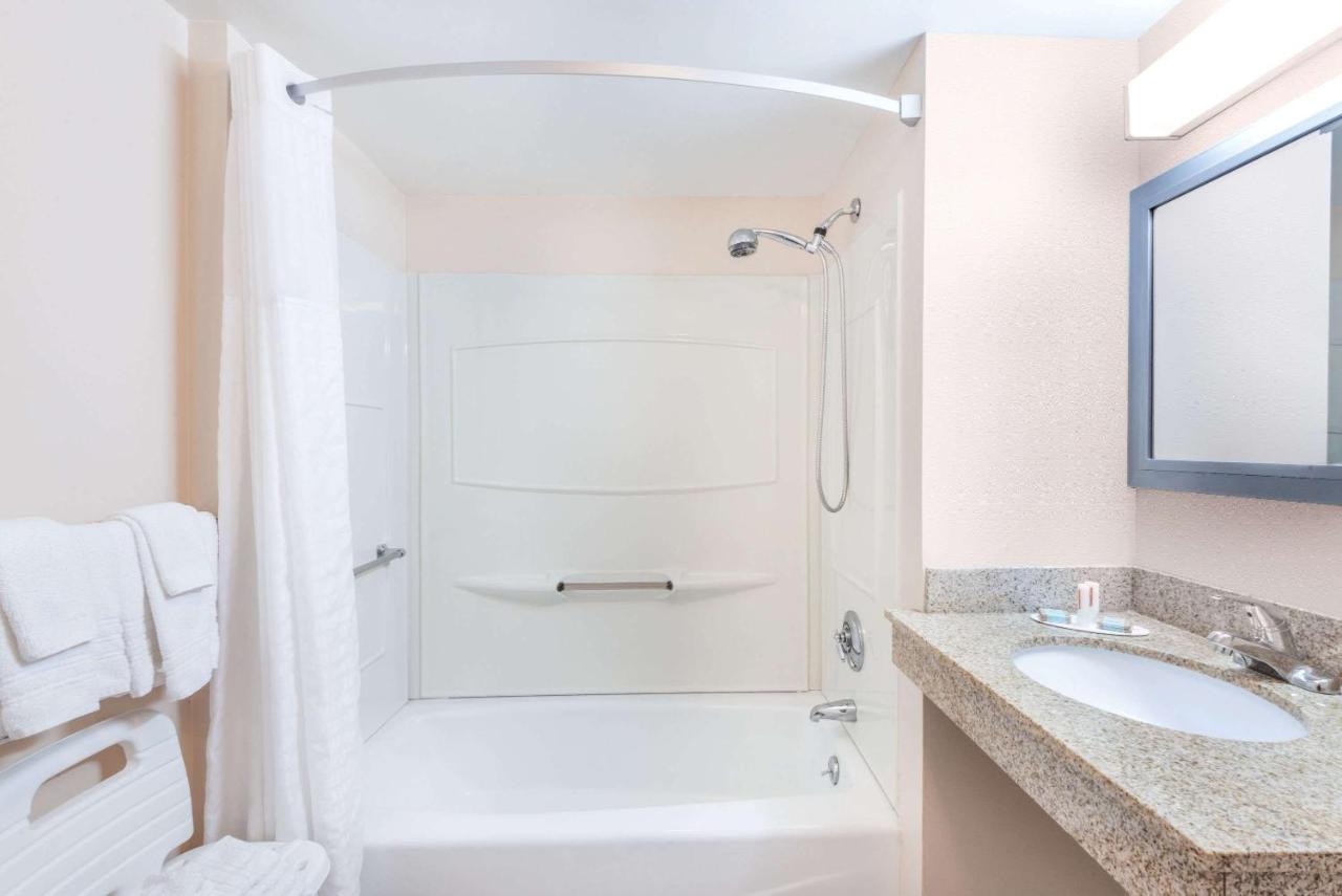 | Days Inn by Wyndham Middletown/Newport Area