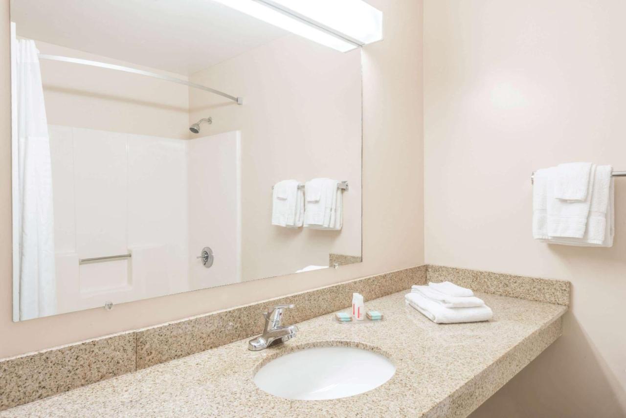 | Days Inn by Wyndham Middletown/Newport Area