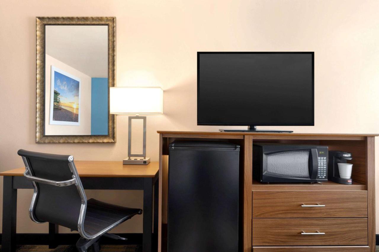 | Days Inn by Wyndham Middletown/Newport Area