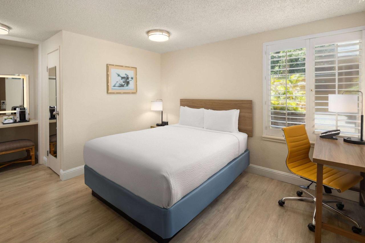 | Days Inn by Wyndham Maui Oceanfront